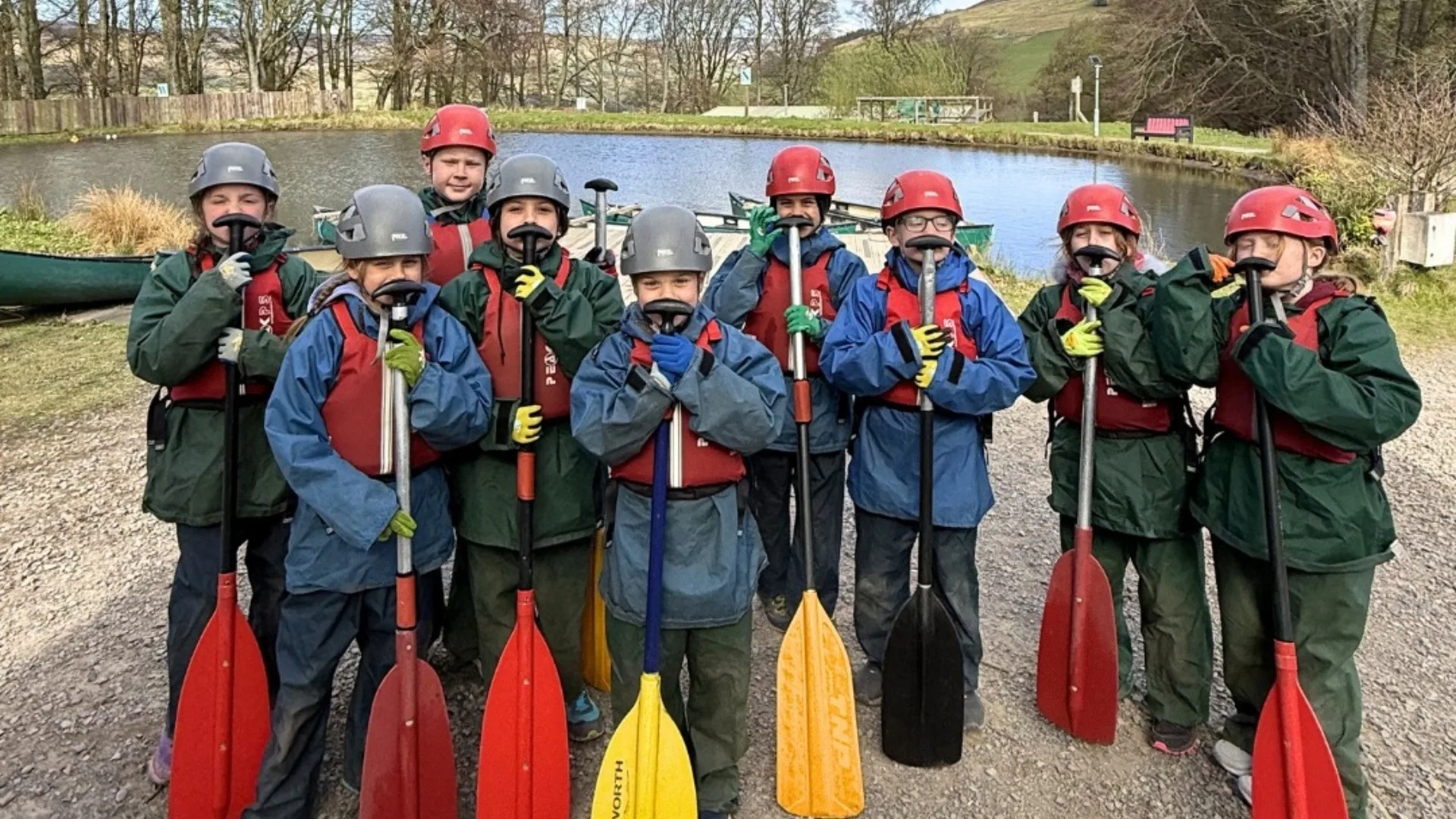 Barney Year 4 students with canoe padels.